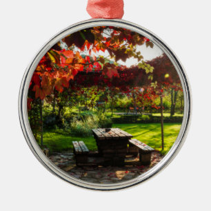 Ornamento De Metal Sol através das folhas de outono, Croácia