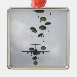 Ornamento De Metal Soldados do Exército saltam de um Globemaster II C