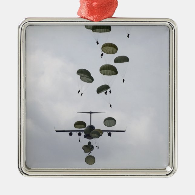 Ornamento De Metal Soldados do Exército saltam de um Globemaster II C (Frente)