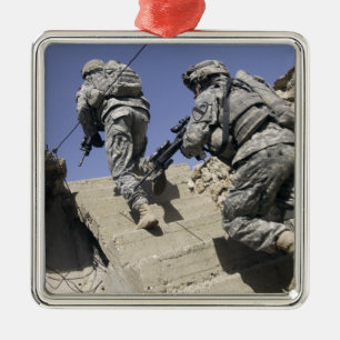 Ornamento De Metal Soldados subindo escada de um prédio