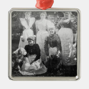 Ornamento De Metal Sophia Farrell e empregadas domésticas, 1899
