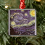 Ornamento De Metal Starry Night por Vincent van Gogh, Vintage Fine Ar<br><div class="desc">Starry Night (1889), por Vincent van Gogh, é um apos impressionismo de pintura paisagística de arte. Uma vista de uma cidade num vale à noite com as nuvens a girar, as estrelas a brilhar e uma bela lua ouro amarela. Foi pintado durante o dia pela memória e é a pintura...</div>