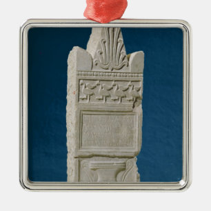 Ornamento De Metal Stele votiva com um frontão triangular
