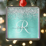 Ornamento De Metal  Teal Brugado Metal Silver Glitter Nome Monograma<br><div class="desc">Personalize facilmente esse design de ornamento chic moderno com brilho bonito prateado brilhante em um fundo metálico escovado teal.</div>