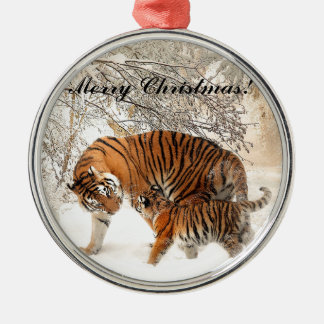 Ornamento De Metal Tigre bebê e mãe Tigre em uma floresta nevada