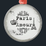 Ornamento De Metal Torre Eiffel branca preta do caso amoroso de Paris<br><div class="desc">Uma imagem branca preta francesa do roteiro do caso amoroso de Paris do vintage caracteriza uma torre Eiffel e uma coroa do vintage com redemoinhos florais pretos um design do estilo do vintage no fundo branco. A ideia chique perfeita do presente para o seu ou qualquer um em alguma ocasião....</div>