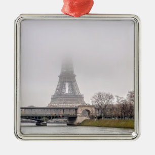 Ornamento De Metal Torre Eiffel e ponte Bir-hakeim em um dia de névo
