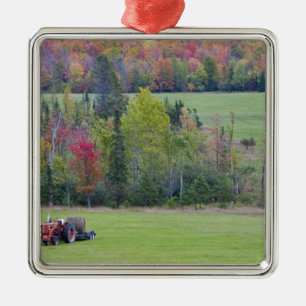 Ornamento De Metal Trator com fardo de feno em campo verde com