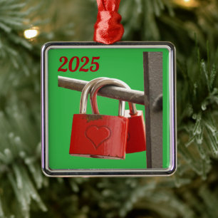 Ornamento De Metal Trava de Amor Vermelho na Cerca