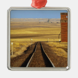 Ornamento De Metal Trilhos de trem levam a velho celeiro em Collins