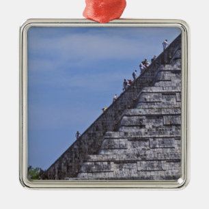 Ornamento De Metal Turistas subindo escadas nas ruínas de El