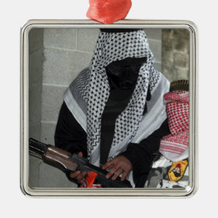 Ornamento De Metal Um agressor inimigo que desempenha um papel armou