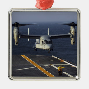 Ornamento De Metal Um avião do Osprey V-22 prepara-se para aterrar