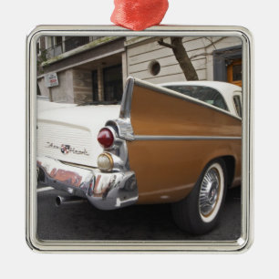 Ornamento De Metal Um carro clássico Studebaker Silver Hawk estaciona