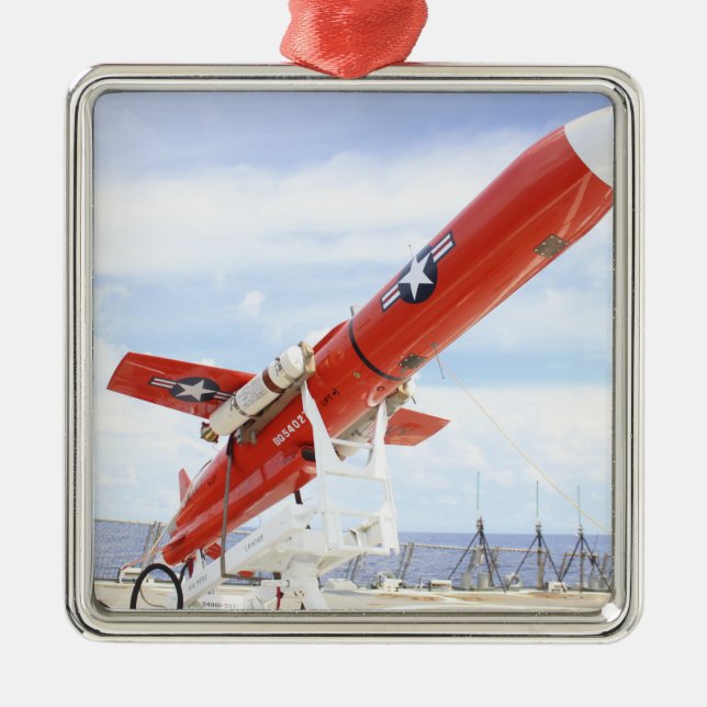 Ornamento De Metal Um drone Chukar BQM-74E pronto para lançamento (Frente)