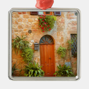Ornamento De Metal Um gato procura entrada para casa em Pienza, Itáli