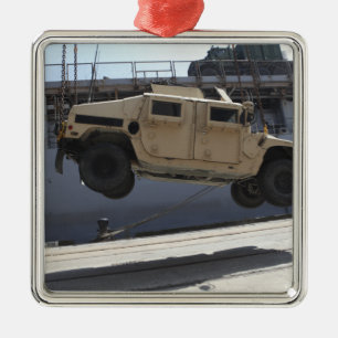 Ornamento De Metal Um guindaste levanta um M998 Humvee