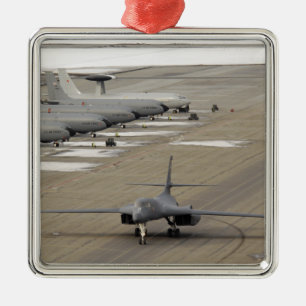 Ornamento De Metal Um lanceiro de B-1B chega na base da força aérea