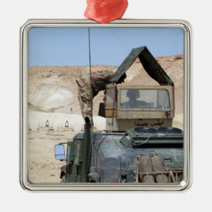 Ornamento De Metal Um mais soldiier instrui um soldado iraquiano do