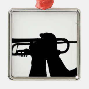 Ornamento De Metal Um membro do serviço joga um acordo