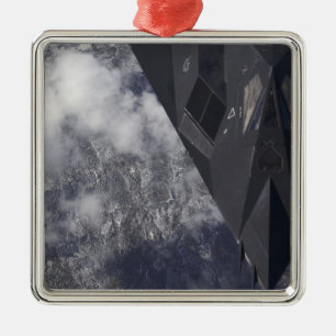 Ornamento De Metal Um noitibó-americano de F-117A voa altamente sobr