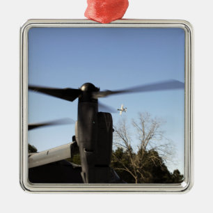 Ornamento De Metal Um Osprey CV-22 prepara-se para descolar