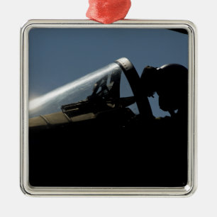 Ornamento De Metal Um piloto prepara-se para a decolagem