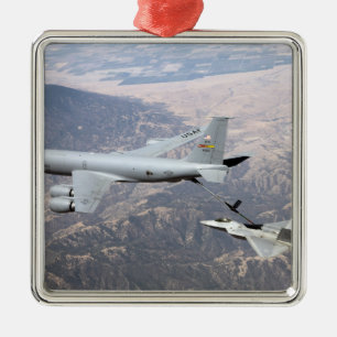 Ornamento De Metal Um Raptor F-22 recebe combustível de um KC-135
