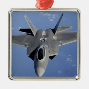 Ornamento De Metal Um Raptor F-22 se move para a posição para receber