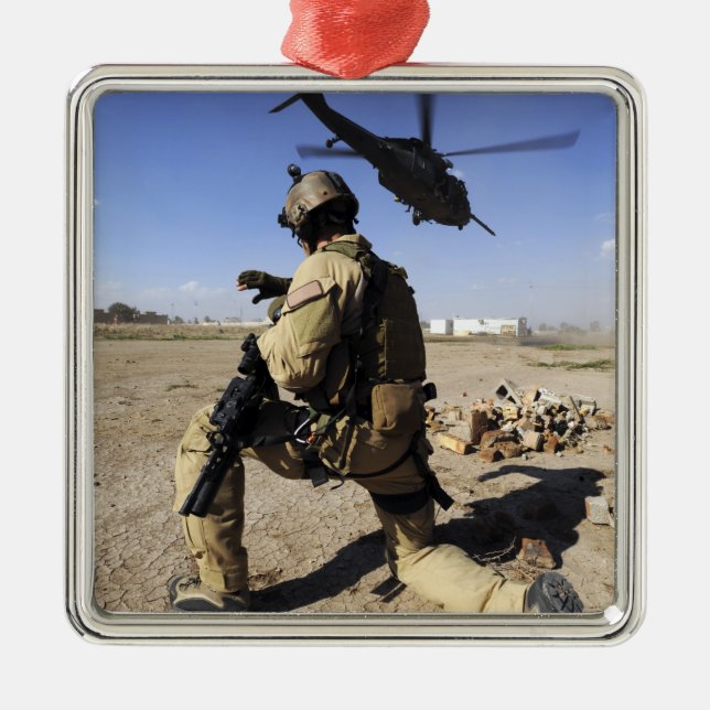 Ornamento De Metal Um soldado conduz a segurança para um HH-60 (Frente)