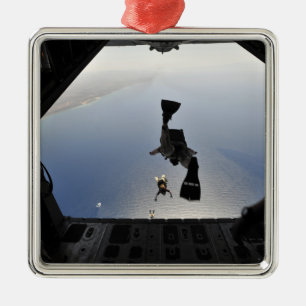 Ornamento De Metal Um soldado da Força Aérea dos EUA pulando