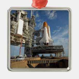 Ornamento De Metal Um vaivém espacial Atlantis da vista na plataform