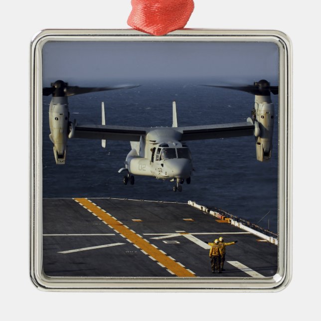 Ornamento De Metal Uma aeronave V-22 Osprey prepara-se para aterrar (Frente)