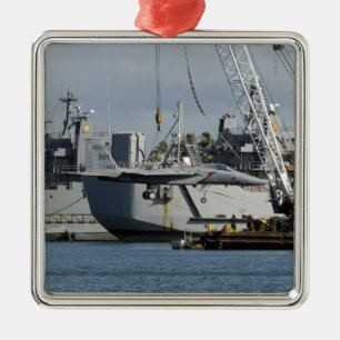 Ornamento De Metal Uma águia F-15 recebe um elevador de uma grua de b