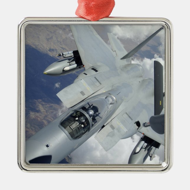Ornamento De Metal Uma águia F-15 se afasta de um KC-135 (Frente)