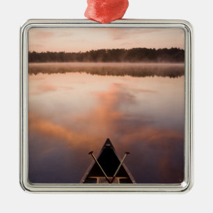 Ornamento De Metal Uma canoa repousa na margem do lago Pawtuckaway