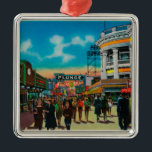 Ornamento De Metal Uma cena diária no Pike, Long Beach<br><div class="desc">Uma cena diária no Pike,  Long Beach - Long Beach,  CA foi criada em 1940. Esta imagem descreve cenas de Long Beach,  CA.</div>