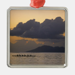 Ornamento De Metal Uma equipe de canoa outrigger pratica na costa