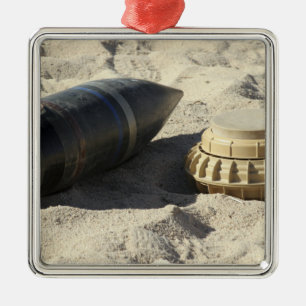 Ornamento De Metal Uma exposição estática de um escudo convertido 