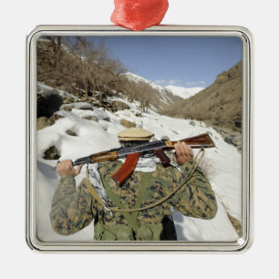 Ornamento De Metal Uma Guarda Mujahadeen caminha com o membro militar