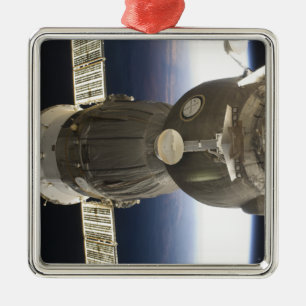 Ornamento De Metal Uma nave espacial Soyuz recuada pela Terra