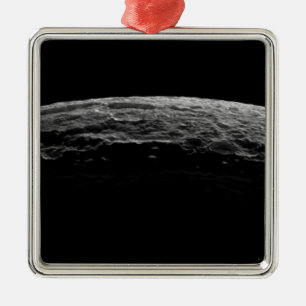 Ornamento De Metal Uma paisagem irreal da lua de Saturn