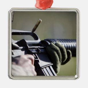 Ornamento De Metal Uma rodada voa da câmara de um M-16A2