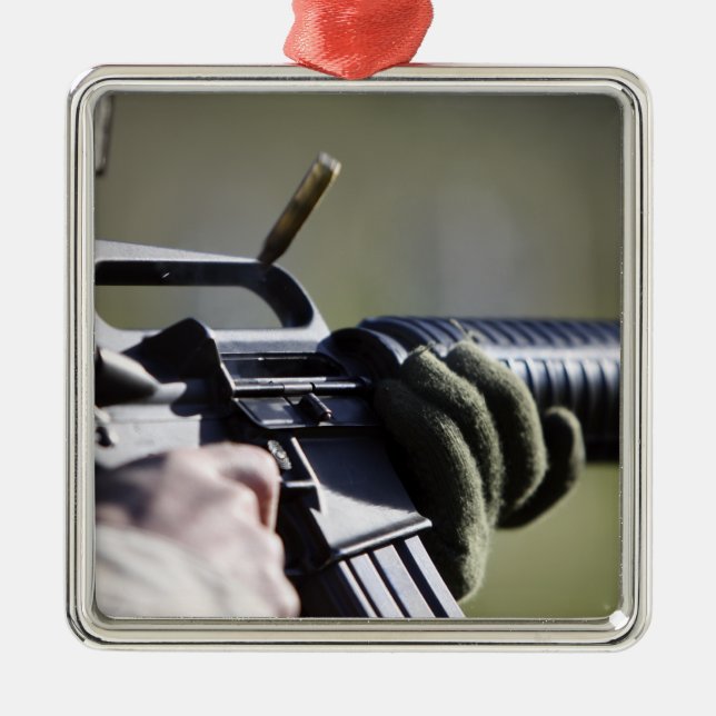 Ornamento De Metal Uma rodada voa da câmara de um M-16A2 (Frente)
