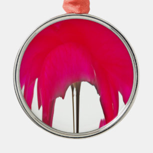Ornamento De Metal Uma Rosa vermelha maravilhosa sob o céu branco