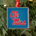 Ornamento De Metal Universidade do Mississippi | Script Ole Miss<br><div class="desc">Vejam esses designs da Universidade do Mississippi! Pegue a última engrenagem do Mississippi Rebels aqui. Todos esses produtos Zazzle são personalizáveis com seu ano de aula,  nome e clube. Esses produtos fazem presentes perfeitos para o estudante da Universidade de Ole Miss,  alunos,  família,  amigo ou fã em sua vida.</div>