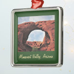 Ornamento De Metal Vale do Monumento do Arch da Lua de Honeymoon<br><div class="desc">O Arch da Lua de mel é uma das estruturas mais interessantes do Vale do Monumento, um fascinante Parque Navajo perto dos quatro cantos da Arizona, Utah, Colorado e Novo México. Monument Valley e Mystery Valley são incríveis paisagens de sonhos de arcos, petroglifos, hogans, mesas, ruínas de Anasazi, e várias...</div>