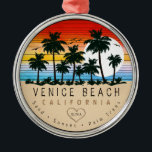 Ornamento De Metal Venice Beach California Retro Palm tree Souvenir<br><div class="desc">Venice Beach retro design de praia para férias. Venice Beach California Cities Vintage souvenir para viagem das cidades de praia da Califórnia. Trabalho de arte de praia de Veneza para férias e mochilas da Califórnia. Venice Beach retro souvenir. Design para mochilas e viagem para a Califórnia. Praia com o souvenir...</div>