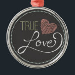Ornamento De Metal Verdadeiro Decorativo Cardíaco Chalkboard<br><div class="desc">Um design de quadro decorativo com um coração vermelho e as palavras Verdadeiro Amor em uma letra de rico.</div>