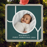 Ornamento De Metal Verde-Foto de Natal do Bebê Personalizado<br><div class="desc">O Primeiro Ornamento Fotográfico de Natal deste Bebê é decorado com a palavra JOY num fundo verde escuro. Facilmente personalizável com sua foto,  nome e ano.</div>